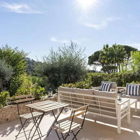 Beautiful 4 Bedroom With Pool In Center *