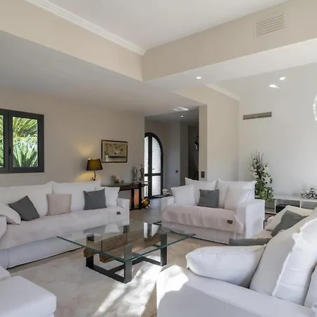 Beautiful 4 Bedroom With Pool In Center *