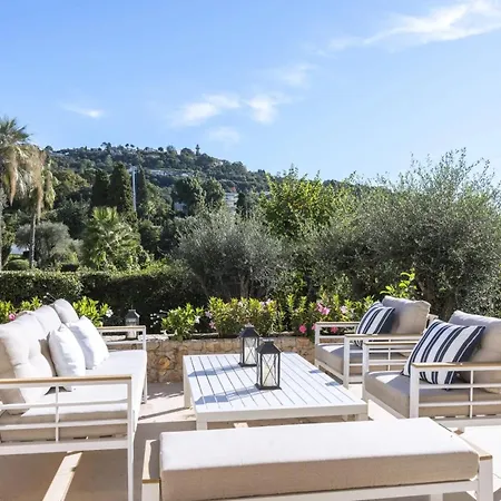 Beautiful 4 Bedroom With Pool In Center
