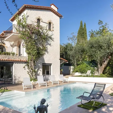 Beautiful 4 Bedroom With Pool In Center