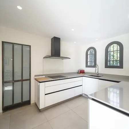 Вилла Beautiful 4 Bedroom With Pool In Center *