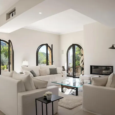 Beautiful 4 Bedroom With Pool In Center Вилла