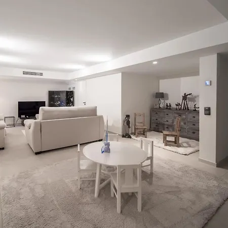Beautiful 4 Bedroom With Pool In Center Вилла *