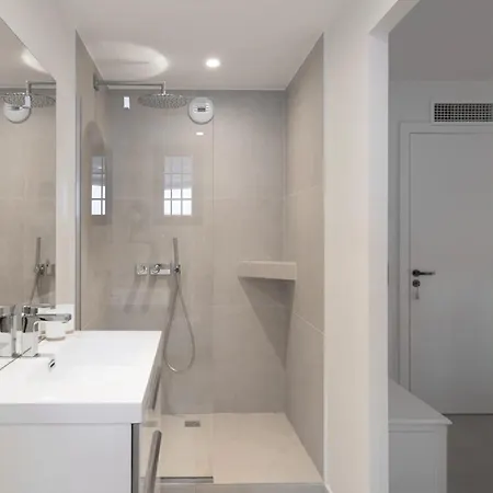 Beautiful 4 Bedroom With Pool In Center *