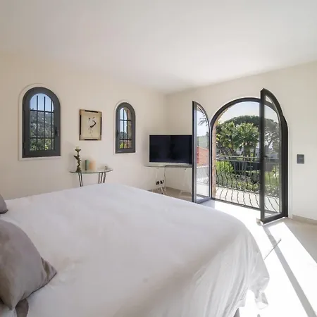 Beautiful 4 Bedroom With Pool In Center Вилла *